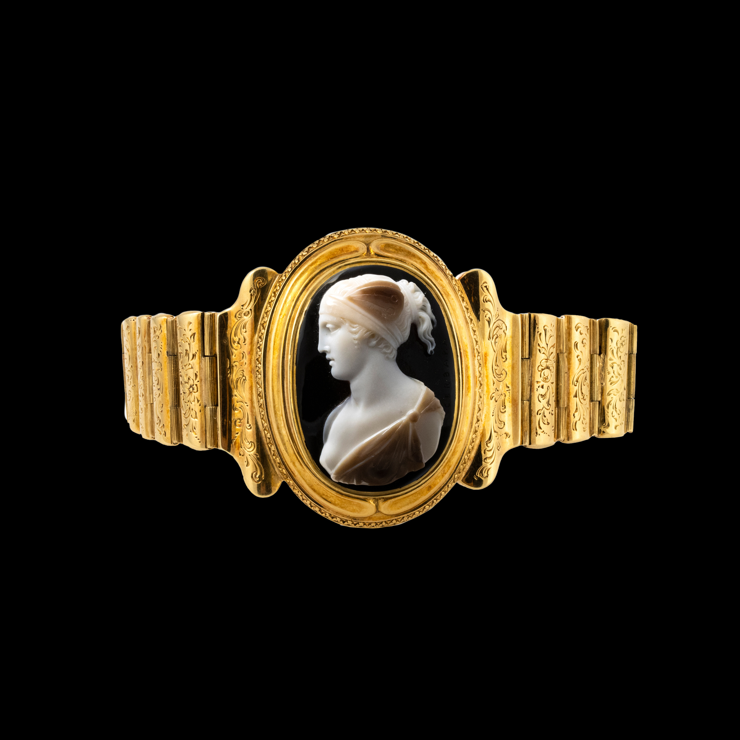 G. CERBARA (1770-1856). An agate cameo set in a 19th century articulated gold bracelet. Psyche. 